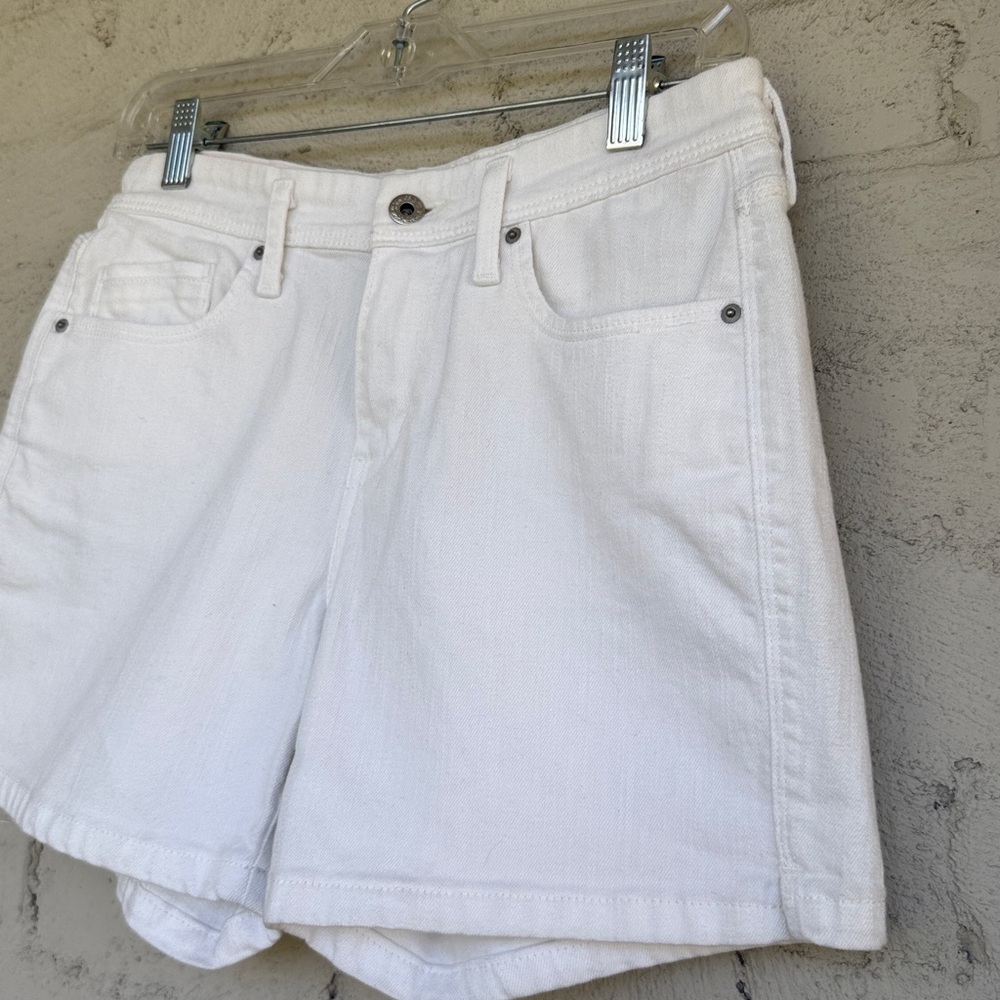 Levi's Mid Rise Boyfriend Stretch Denim Shorts Soft White Size 4 - Picture 2 of 11